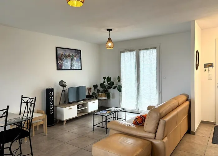 Avec Animaux, Parking - 6 Pers. - Fr-1-489-622 * Cusset